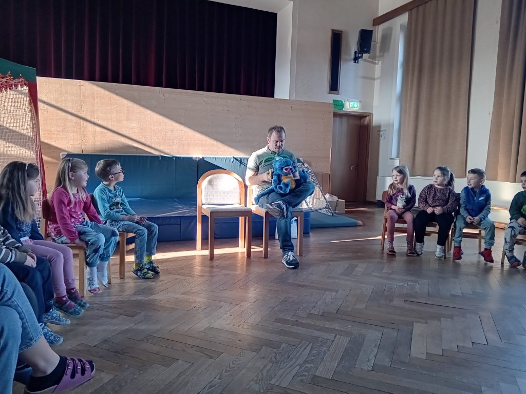 Zahnarztbesuch von Hr. Dr. Schwindler in unserem Kindergarten