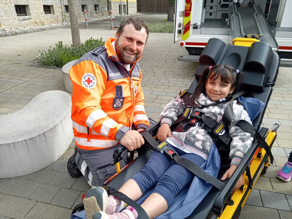 Zum Abschluss unseres Projektes Trau dich kam Herr Ostermeier und zeigte uns den Rettungswagen