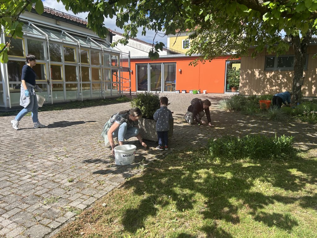 Gartenaktion mit den Eltern