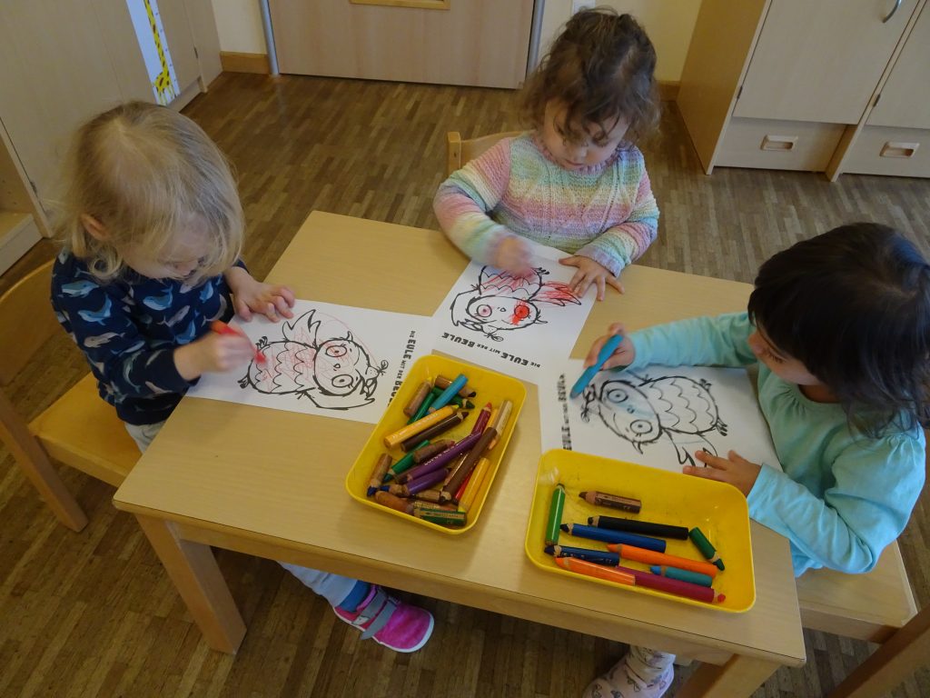 Wir malen in unserem Malbuch