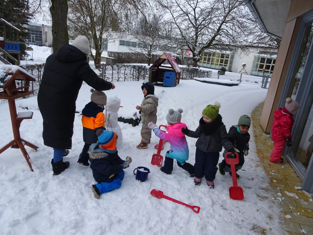 Zusammen bauen wir einen Schneemann