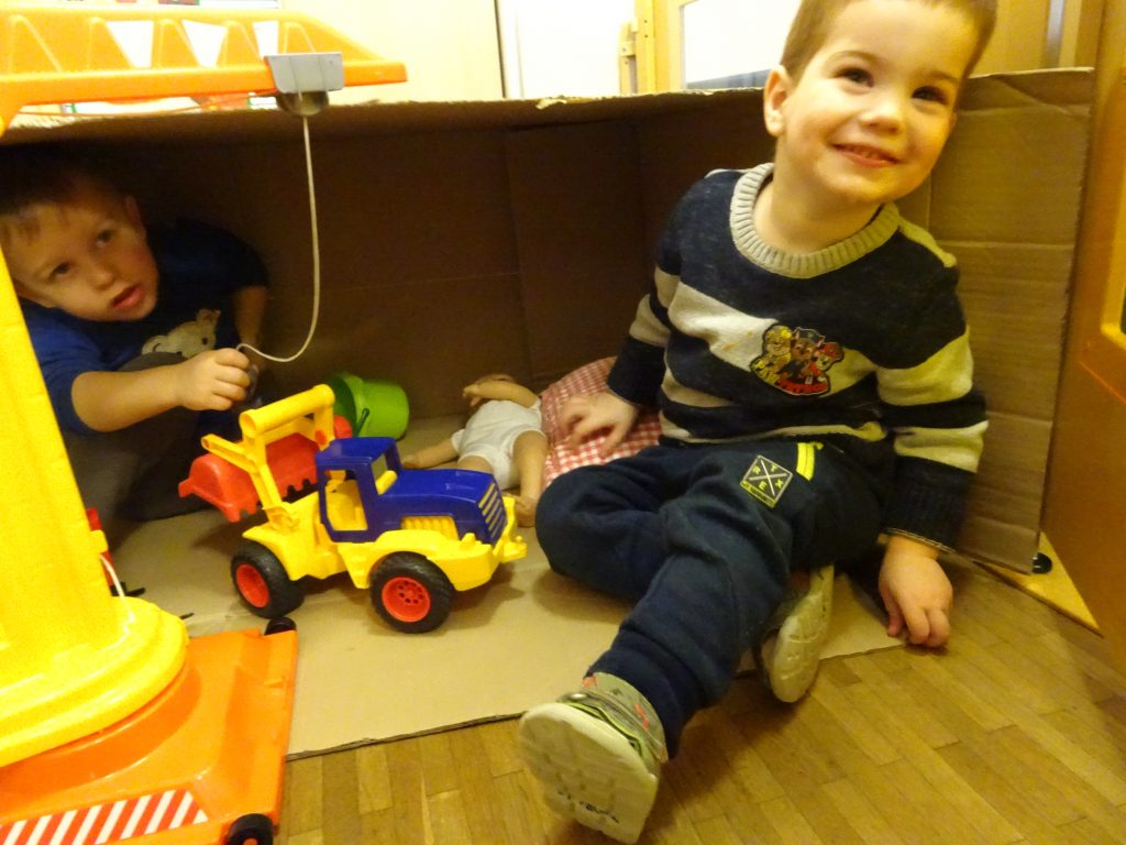 wir spielen mit Kartons