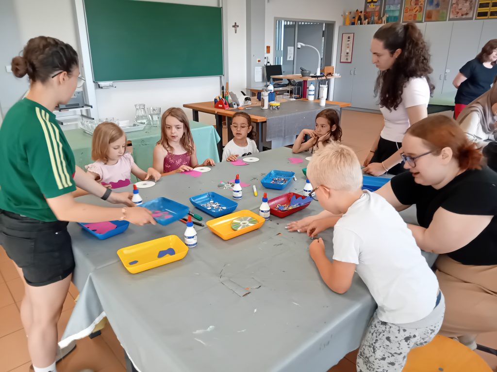 Mit voller Konzentration beim gemeinsamen Basteln.
