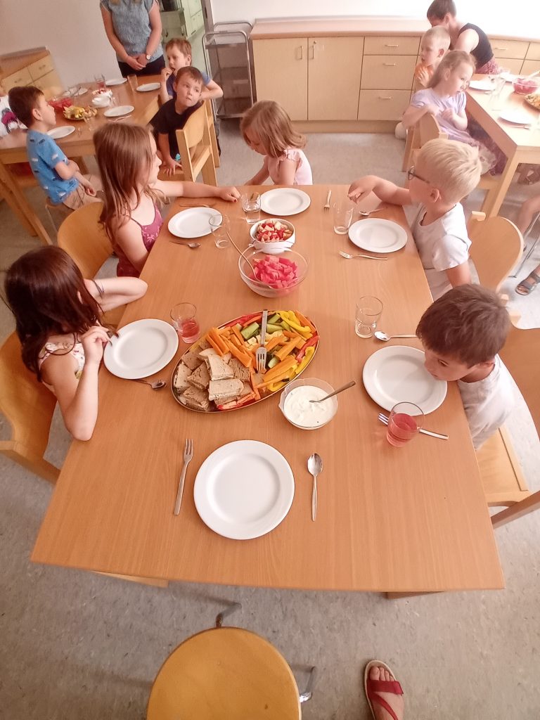 Mmhh, lecker! Das selbst gekochte Menü lassen sich alle schmecken.