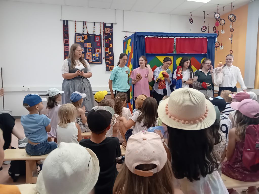 Tschüss und danke! Die Vorschulkinder verabschieden sich mit Riesenapplaus.
