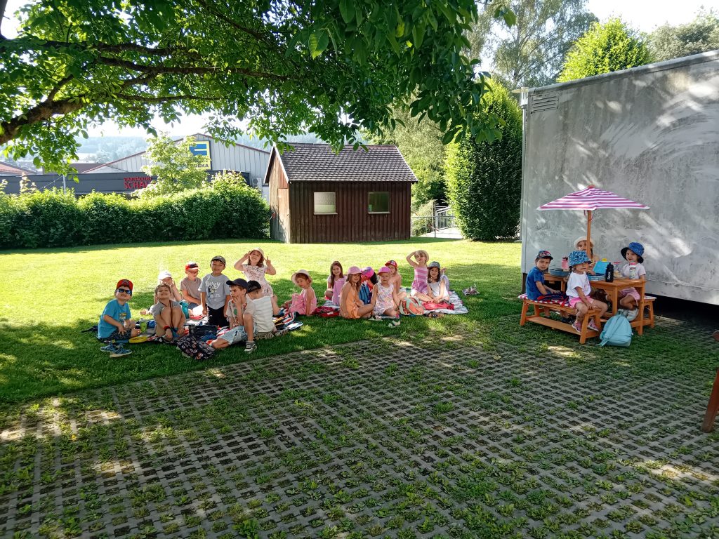 Die Marienkäferkinder machen Brotzeit im Innenhof