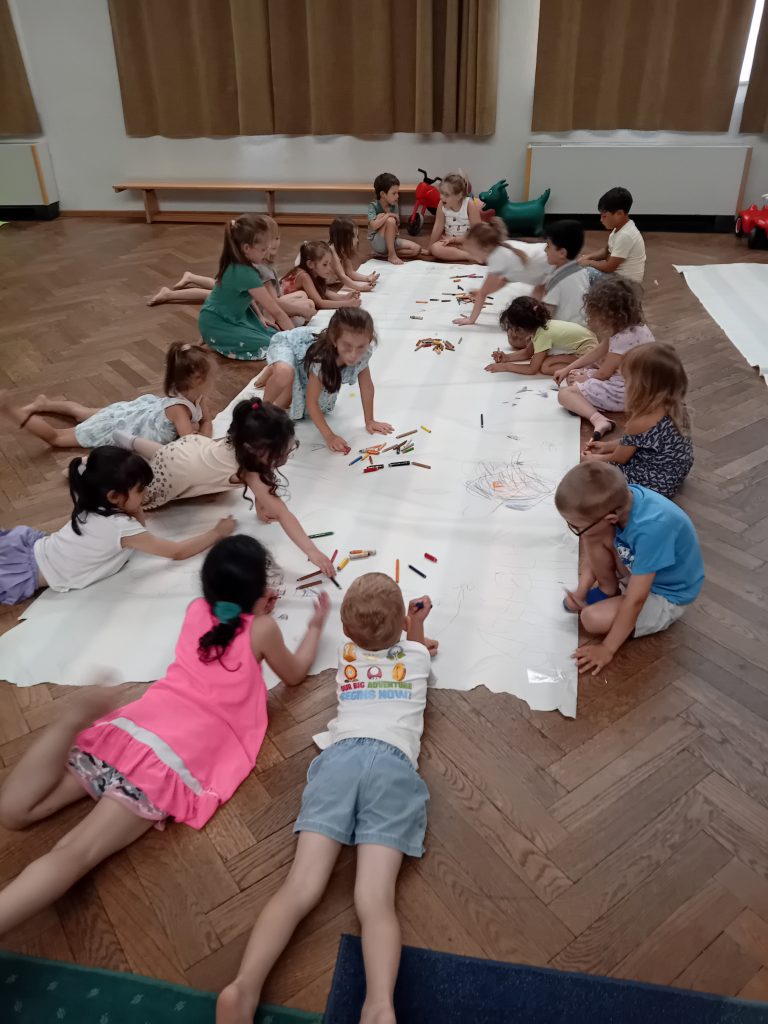 Gemeinschaftliches Malen im großen Turnraum.