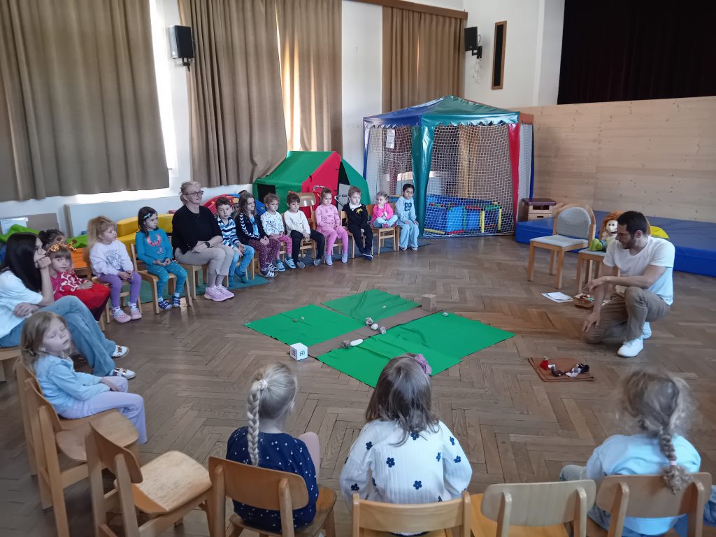 Der Evangelische Pfarrer Hr. Fischer besucht uns im Kindergarten und erzählt den Kindern eine religiöse Geschichte zum Thema Heilen
