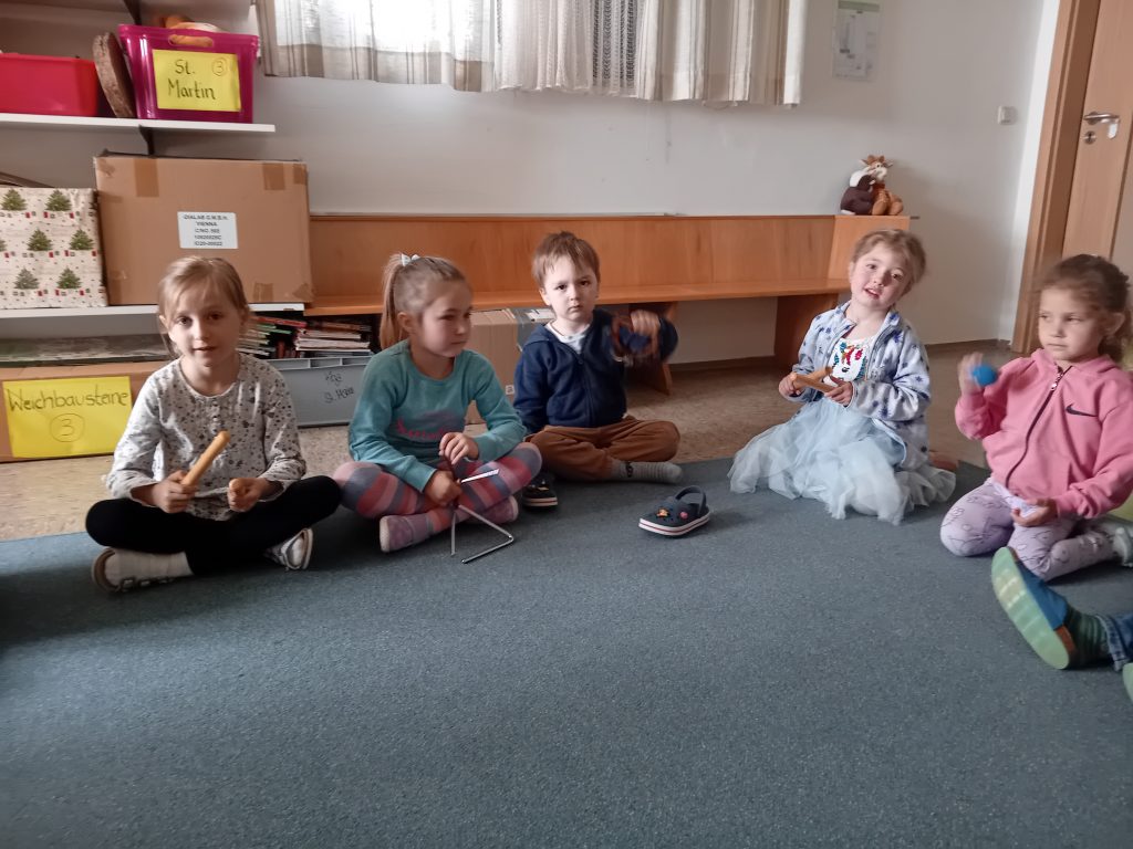 Die Marienkäferkinder probieren verschiedene Musikinstrumente bei einer Klanggeschichte aus