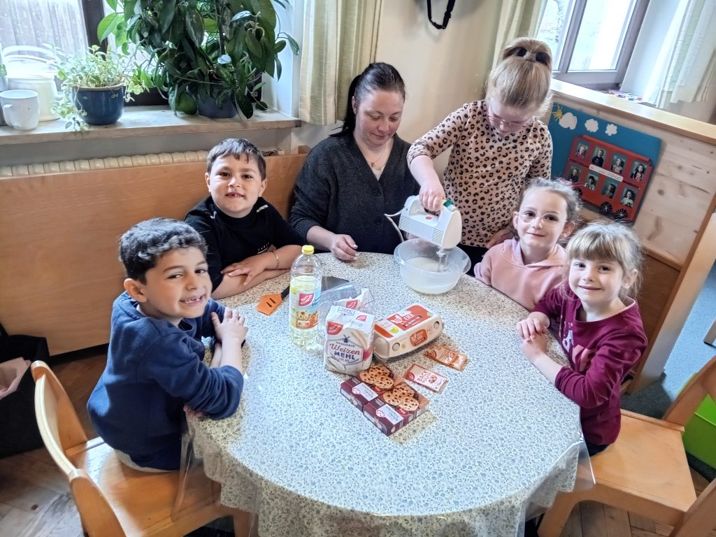 Die Vorschulkinder backen zum Abschluss des Zahlenlandes Muffins