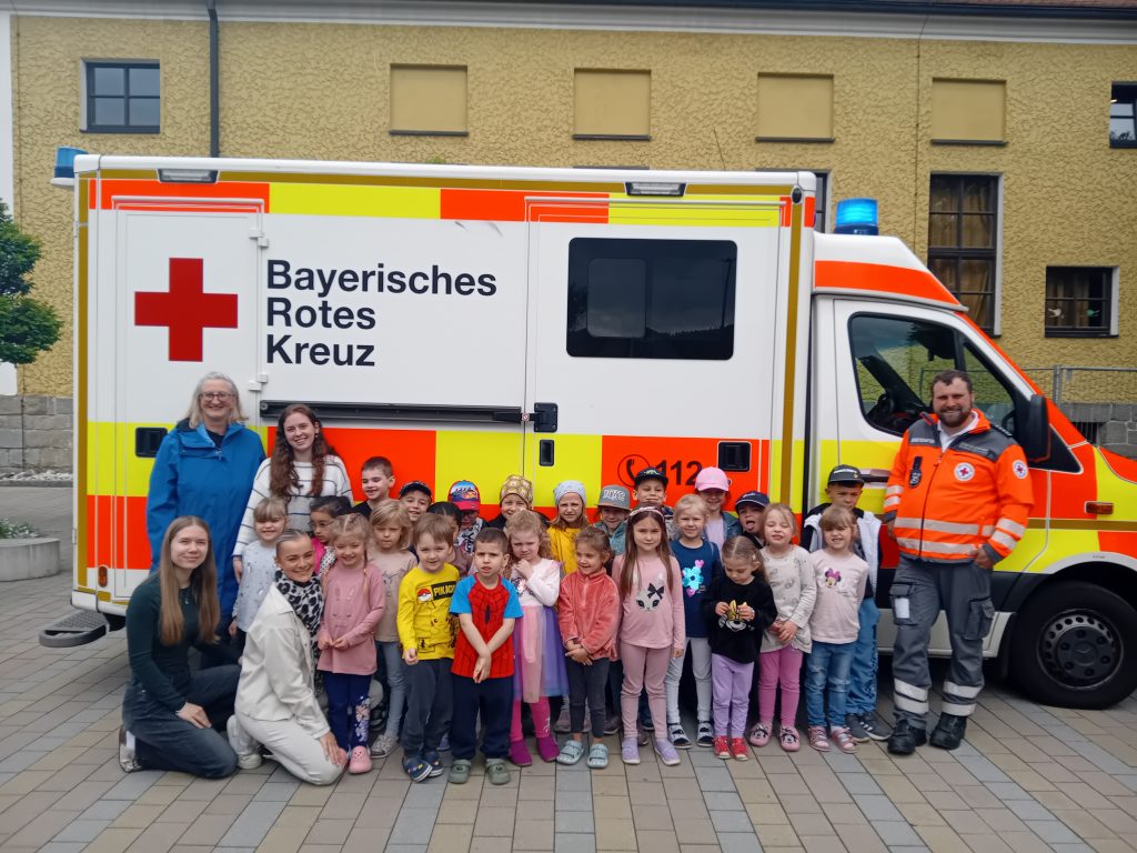 Zum Abschluss unseres Projektes Trau dich kam Herr Ostermeier und zeigte uns den Rettungswagen