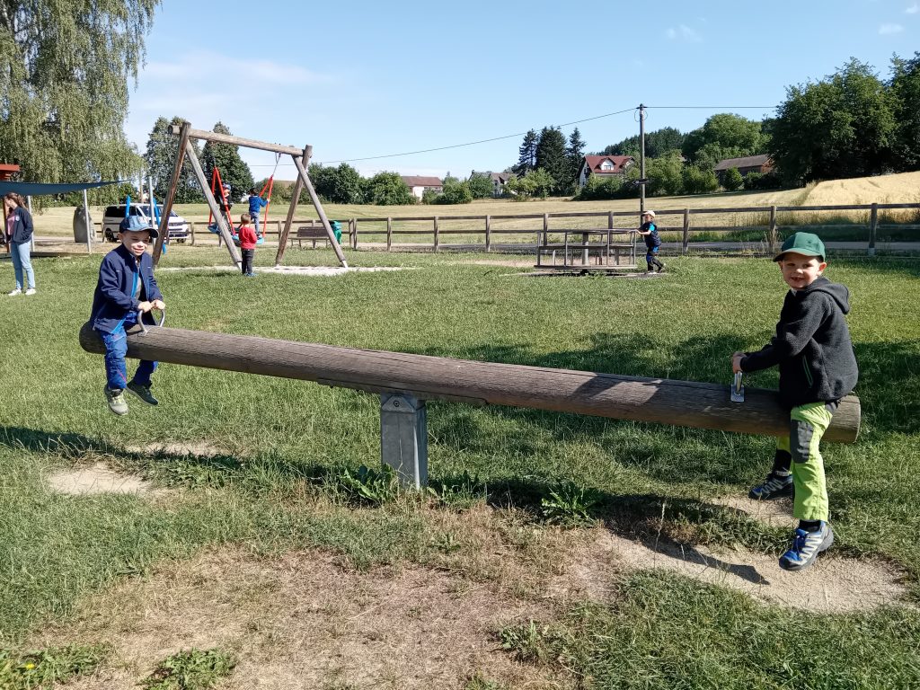 Mäusegruppe macht Spaziergang zum Pfälzerweg Spielplatz