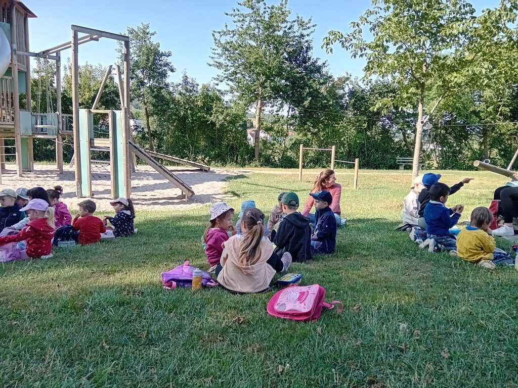 Mäusegruppe macht Spaziergang zum Pfälzerweg Spielplatz und macht ein Picknick