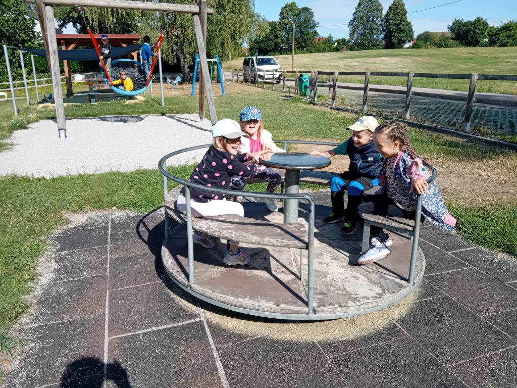 Mäusegruppe macht Spaziergang zum Pfälzerweg Spielplatz