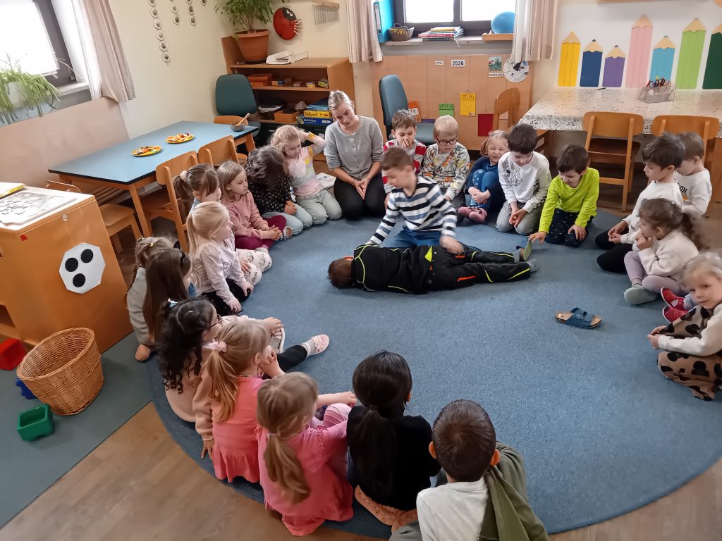 Marienkäferkinder lernen die stabile Seitenlage