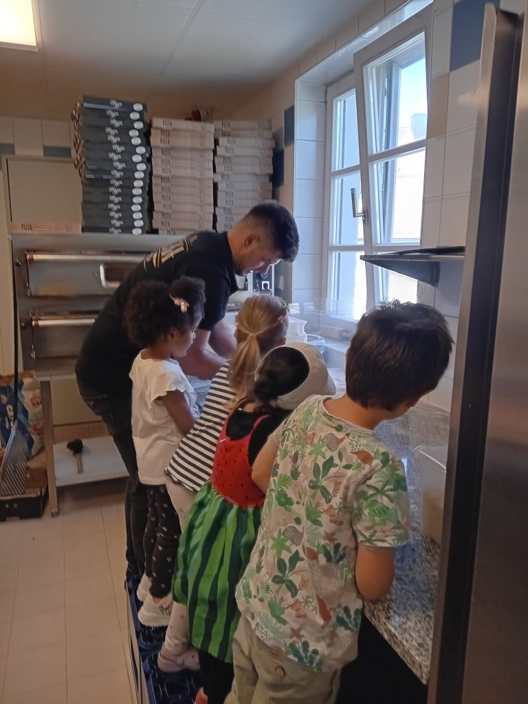 Das Pizza backen macht Spaß