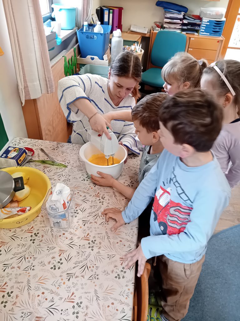 Rund um das Trau Dich Projekt backen die Marienkäferkinder einen Trau Dich Kuchen