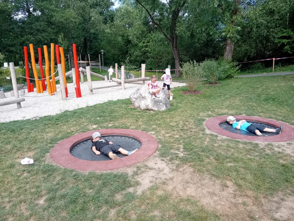 Trampoline am Marktweiher Spielplatz sind sehr beliebt bei den Marienkäferkinder