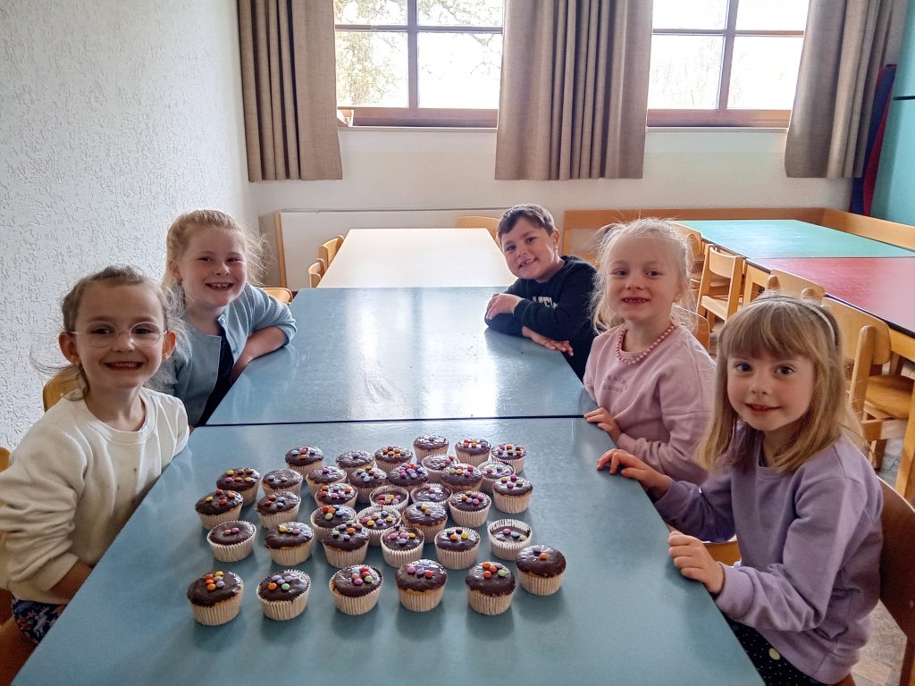Die Vorschulkinder backen zum Abschluss des Zahlenlandes Muffins