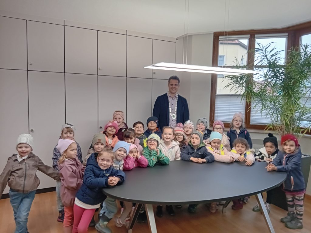 Die Kindergartenkinder besuchen den Bürgermeister im Rathaus.