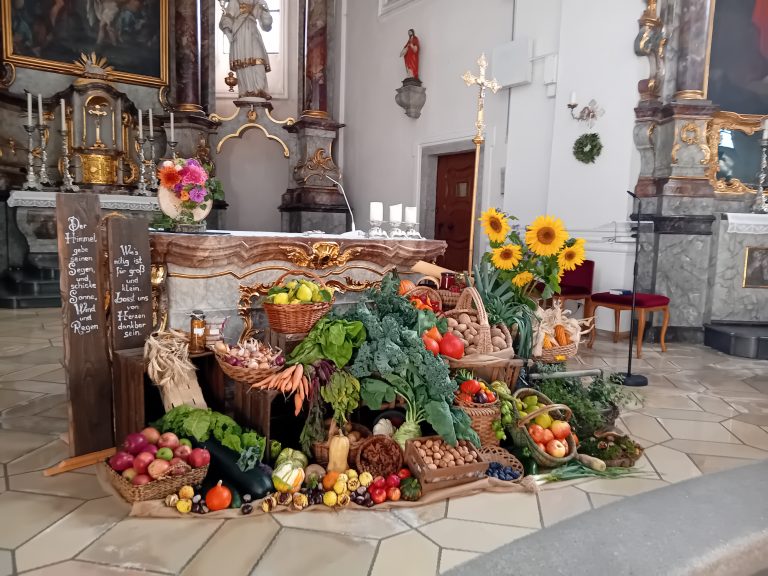 Erntedankaltar in der Kirche