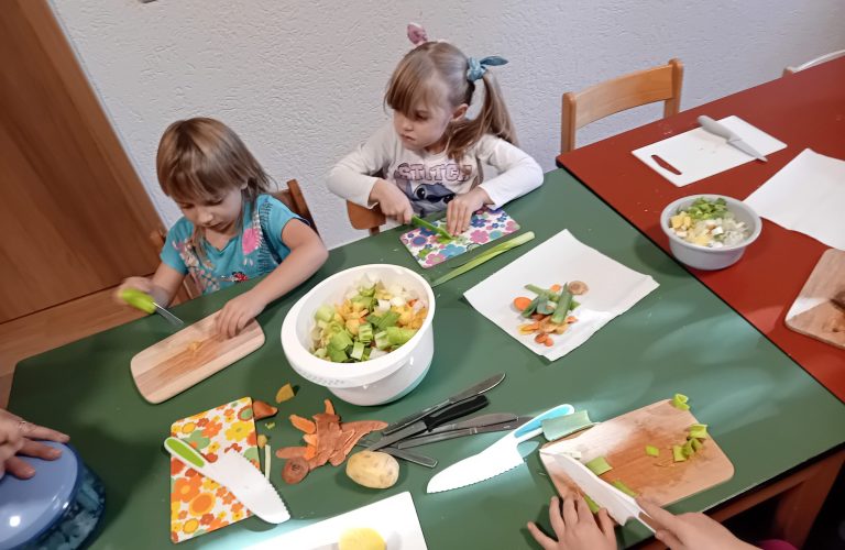 Die Marienkäferkinder schneiden Gemüse für die Suppe