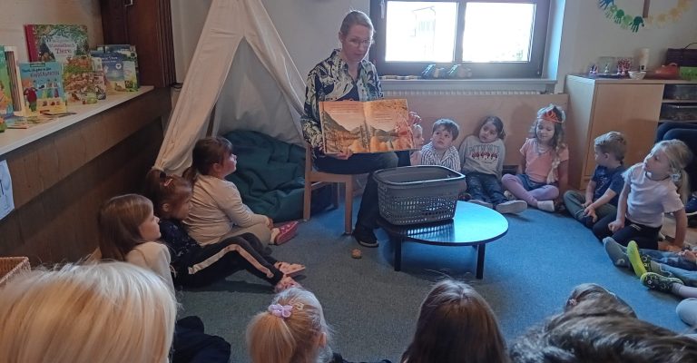 Vorlesestunde Fr Hagl im Kindergarten mit dem Buch ,, Die Streithörnchen`` 2